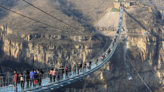 Κρεμαστή, γυάλινη, ταλαντευόμενη: Η νέα γέφυρα στην Κίνα προκαλεί δέος