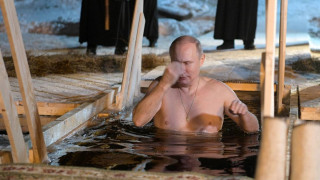 Ο Πούτιν γιορτάζει τα Θεοφάνεια με μία τολμηρή βουτιά στα παγωμένα νερά