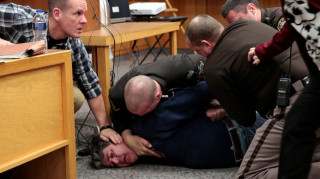 Δίκη Λάρι Νασάρ: Πατέρας όρμησε στον γιατρό που κακοποίησε τις τρεις κόρες του