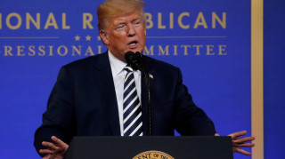 Έξαλλος ο Τραμπ με τη διαρροή σημειώματος που του έλεγαν να μην συγχαρεί τον Πούτιν