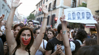 Στους δρόμους οι Ισπανοί μετά την αθώωση πέντε ανδρών για τον ομαδικό βιασμό μιας έφηβης