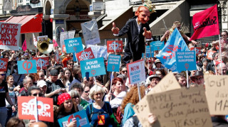 «Πάρτι για τον Μακρόν»: Χιλιάδες Γάλλοι διαδηλώνουν κατά του προέδρου