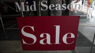 Ενδιάμεσες εκπτώσεις με ανοικτά εμπορικά καταστήματα την Κυριακή