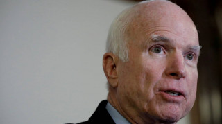 «Δεν έχει σημασία τι λέει, ούτως ή άλλως πεθαίνει»: Το «αστείο» συνεργάτη του Τραμπ για τον Μακέιν