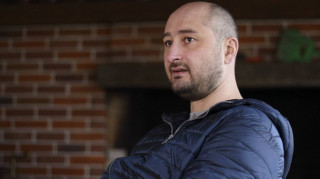 Ζωντανός είναι τελικά ο Ρώσος δημοσιογράφος που «δολοφονήθηκε» στο Κίεβο