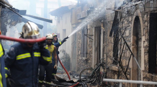 Φωτιά σε παλιό σπίτι στο ιστορικό κέντρο της Μυτιλήνης - Κινδύνεψε μία ολόκληρη γειτονιά