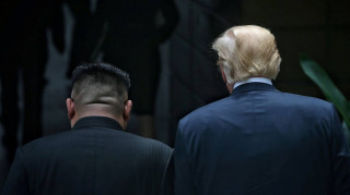 Ιστορική σύνοδος Κιμ - Τραμπ: Με αβρότητες και εκατέρωθεν δεσμεύσεις στη νέα εποχή