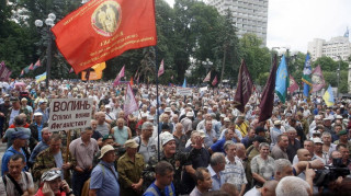 Συγκρούσεις διαδηλωτών - αστυνομίας έξω από την ουκρανική Βουλή