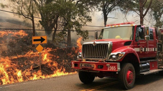 Ένας νεκρός και μεγάλες καταστροφές από πυρκαγιά στην Καλιφόρνια