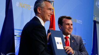 Στα χέρια του Ζάεφ η πρόσκληση του ΝΑΤΟ στην πΓΔΜ: «Ιστορική απόφαση για τη χώρα μου»