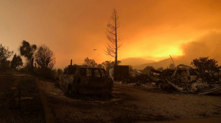 Ταχεία εξάπλωση της φωτιάς στην Καλιφόρνια: 7.000 άνθρωποι απομακρύνθηκαν από τα σπίτια τους