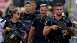 Γαλλία: Ανθρωποκυνηγητό για οδηγό που έριξε όχημα σε τζαμί