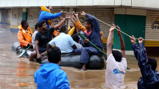 Ινδία: Περισσότεροι από 100 οι νεκροί από τις φονικές πλημμύρες