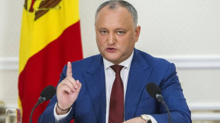 Η στιγμή που φορτηγό πέφτει πάνω στο αυτοκίνητο του προέδρου της Μολδαβίας