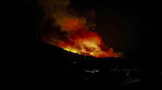 Συνεχίζεται η μάχη με τις φλόγες στη Σάμο