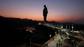 Παγκόσμιο ρεκόρ αλλά για λίγο: Αποκαλυπτήρια στην Ινδία για το ψηλότερο άγαλμα στον κόσμο