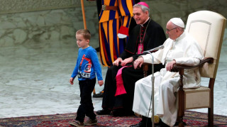 Κωφάλαλο αγοράκι «έκλεψε» τα φώτα από τον Πάπα Φραγκίσκο