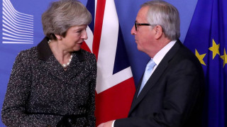 Ο Γιούνκερ άκουσε τις ανησυχίες της Μέι για το Brexit