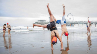 Πρωτοχρονιά στην Ολλανδία: Βουτιές στα… παγωμένα νερά της Βόρειας Θάλασσας