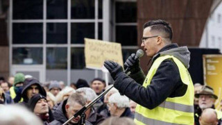 Γιάννης Σάκαρος: Ο 26χρονος Έλληνας - ηγέτης των Κίτρινων Γιλέκων στη Γερμανία