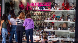 Ενδιάμεσες εκπτώσεις: Μέχρι πότε θα διαρκέσουν