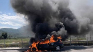 Φθιώτιδα: Αυτοκίνητο έπιασε φωτιά εν κινήσει στην εθνική οδό και κάηκε ολοσχερώς