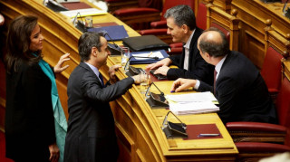 Η έκθεση της Κομισιόν «βάζει φωτιά» στο προεκλογικό τοπίο