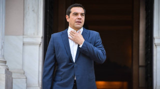 Δηλώσεις Τσίπρα έξω από το Μαξίμου για την οικονομία