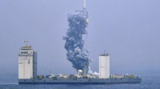 Η Κίνα εκτόξευσε τον πρώτο διαστημικό πύραυλο από πλωτή εξέδρα