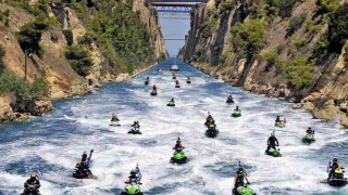 Εντυπωσιακό θέαμα: «Στόλος» από τζετ σκι διασχίζει τον Ισθμό της Κορίνθου