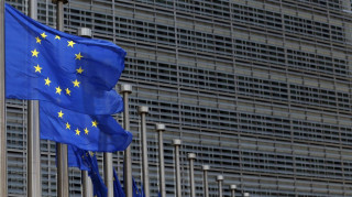 «Αγωνία για το αποτέλεσμα; Φάε μια σοκολατίτσα»: Η συμβουλή της Κομισιόν στους Έλληνες ψηφοφόρους