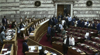 «Θύελλα» στη Βουλή για τις τροπολογίες Βρούτση - Αποχώρησε σύσσωμη η αντιπολίτευση