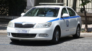 Θεσσαλονίκη: Νεαροί εισέβαλαν με κλεμμένο όχημα σε δύο επιχειρήσεις