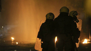 Επίθεση με μολότοφ κατά διμοιρίας των ΜΑΤ στα Εξάρχεια - Ένας τραυματίας