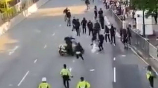 Άγρια επεισόδια στο Χονγκ Κονγκ: Αστυνομικός επιχειρεί να πατήσει διαδηλωτές με τη μηχανή του