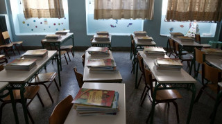 Χαλκίδα: Παιδιά κάνουν μάθημα σε υπόγειο πολυκατοικίας – Τι καταγγέλλουν οι γονείς