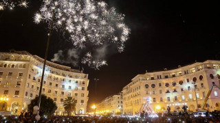 Οι Θεσσαλονικείς αψήφησαν το κρύο και άλλαξαν το χρόνο στην πλατεία Αριστοτέλους
