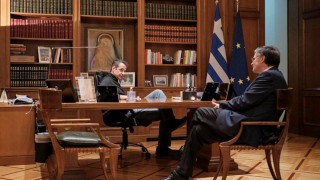 Συνάντηση Μητσοτάκη - Τσιόδρα στο Μαξίμου για τα επόμενα βήματα