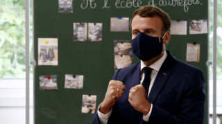 Κορωνοϊός: Ανησυχία Μακρόν για τα ταξίδια το καλοκαίρι - Περιορισμένα μόνο στην Ευρώπη