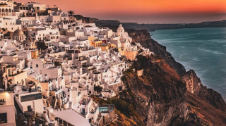 Financial Times: «Αερογέφυρα» τουριστών με την Ελλάδα επιχειρεί η Βρετανία