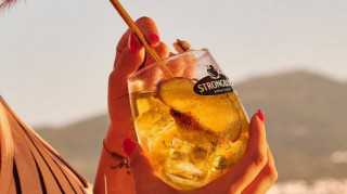 After work bliss: Έτσι θα οργανώσεις το απόλυτο golden hour ραντεβού με τις φίλες στο μπαλκόνι