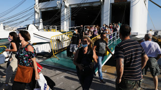 Κορωνοϊός: Πυρ της αντιπολίτευσης στην κυβέρνηση για τη διαχείριση της πανδημίας