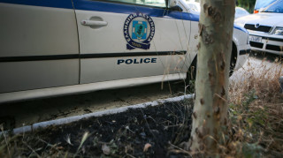 Συναγερμός στην Κρήτη: Γυναίκα απειλεί να πέσει από το μπαλκόνι του σπιτιού της