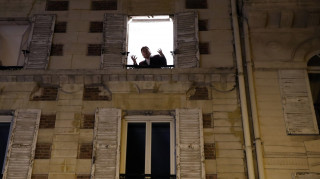 Γαλλία: Τενόρος ψυχαγωγεί τον κόσμο από το μπαλκόνι του στο lockdown
