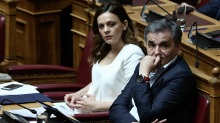 Συντονισμένα «πυρά» από Αχτσιόγλου - Τσακαλώτο: Τα 8 ψέματα του κ. Σταϊκούρα