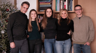 «Καλή χρονιά» με μια οικογενειακή φωτογραφία από τον Κυριάκο Μητσοτάκη