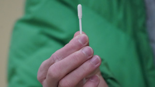 «Πόλεμος» ανακοινώσεων κυβέρνησης – ΣΥΡΙΖΑ για τα self test