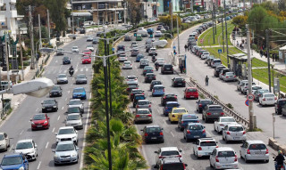 Καλός καιρός και διαδημοτική «ανάσα» έβγαλαν στους δρόμους τους Αθηναίους