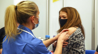 Κορωνονοϊός - Βρετανία: Δρομολογεί την τρίτη δόση εμβολίων με το «βλέμμα» στις μεταλλάξεις