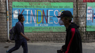 Κορωνοϊός - Ινδία: Ελαφρά πρώτη κρουσμάτων και νεκρών στις πλουσιότερες περιοχές